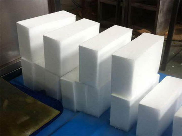 Cubitos de hielo seco fabricados con una máquina de fabricación de hielo seco.